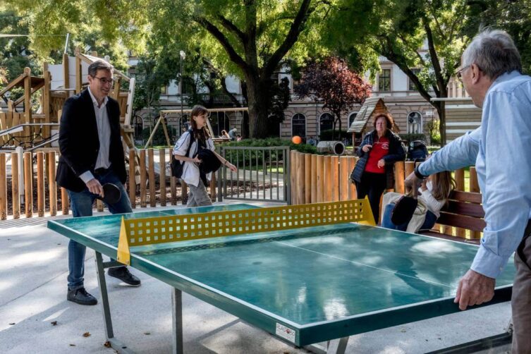 Gergely Karácsony, Budapest's mayor, and Péter Niedermüller, the distric's mayor, playing a friendly ping-pong game