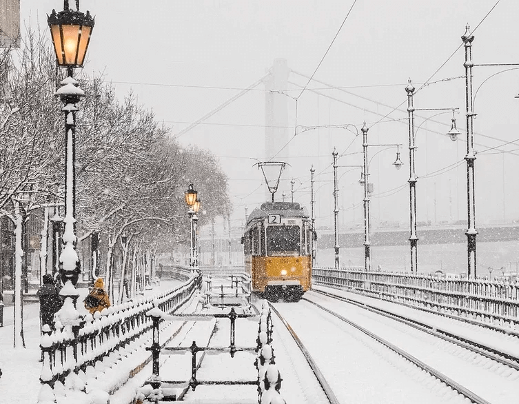 First Snow in Budapest: What Visitors Should Know When the City Turns White