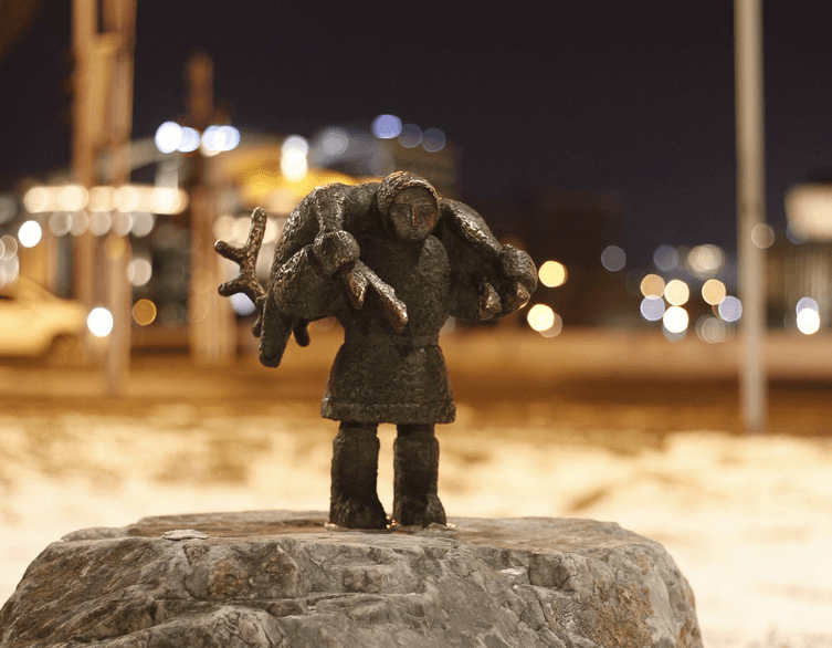 A New Kolodko Mini Statue Appears in Budapest: The Hanti Hunter by the Danube